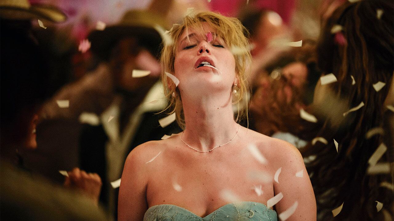 Bajo la batuta de la directora escocesa, Lawrence entrega en Grace un rol feral que aborda la depresión posparto. Hace equipo con un excelente Robert Pattinson.