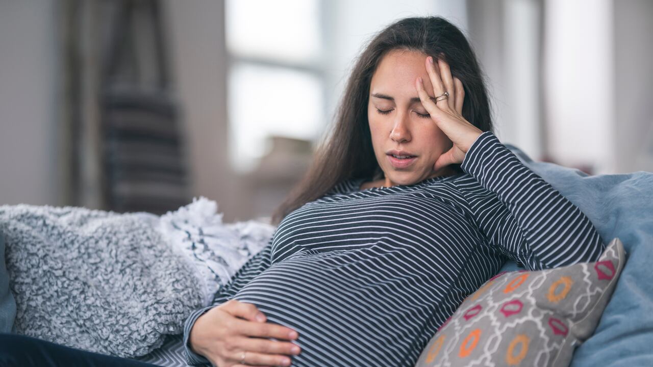 Beber demasiado alcohol, fumar, el cansancio excesivo y el estrés continuo o consumir algunas medicinas, también pueden causar indigestión o empeorarla. Imagen de referencia.