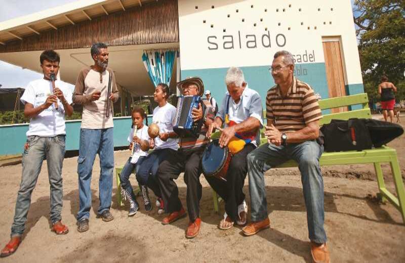 En la masacre de El Salado (2000), los paramilitares tocaron las tamboras –elemento clave de la cultura de este pueblo– mientras asesinaban a sus víctimas. Poco a poco los habitantes de este caserío han ido recuperando la tradición de tocarlas. 