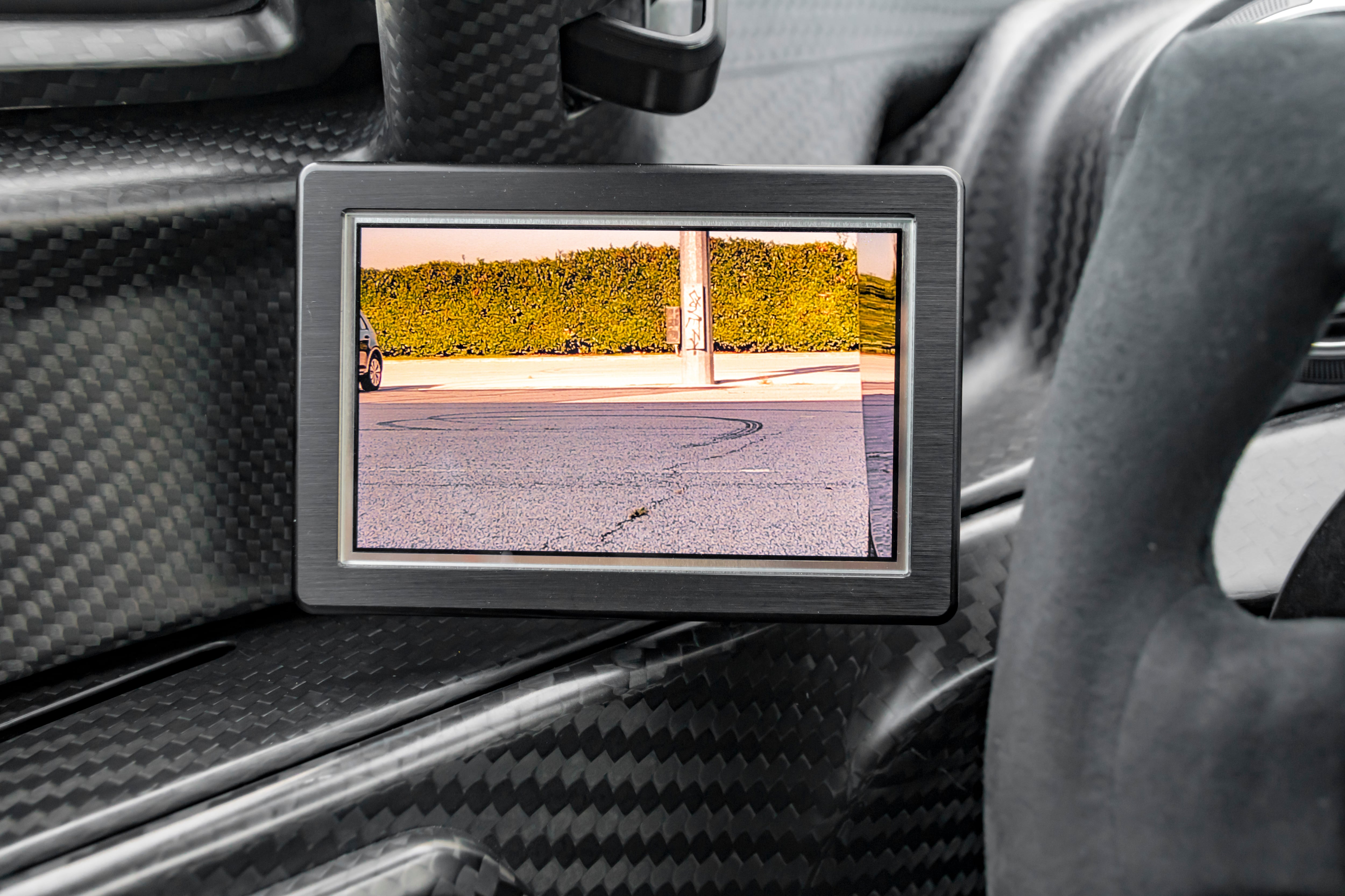 Es importante tener en cuenta el tipo de pantalla y la compatibilidad de este dispositivo con el sistema eléctrico del carro.