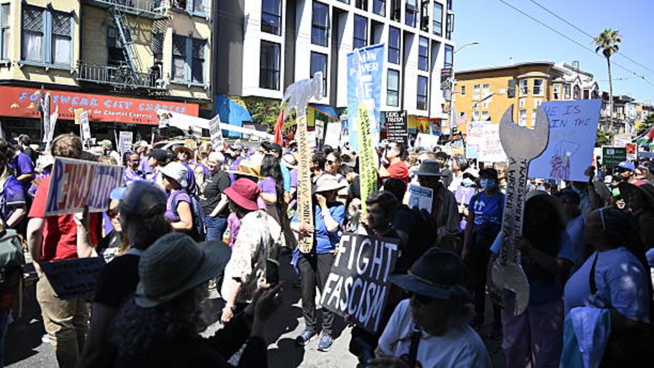 Trabajadores señalan carteles en defensa de Palestina y en contra de la administración Trump.