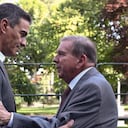 En esta fotografía tomada y publicada por la oficina del Primer Ministro español La Moncloa el 12 de septiembre de 2024, el Primer Ministro español Pedro Sánchez (izq.) se reúne con el candidato de la oposición venezolana Edmundo González Urrutia en el Palacio de La Moncloa en Madrid. González Urrutia, de 75 años, no ha hablado públicamente desde que llegó a Madrid el 8 de septiembre para solicitar asilo político, tras haber huido del país latinoamericano después de que el gobierno del presidente venezolano, Nicolás Maduro, ordenara su arresto.