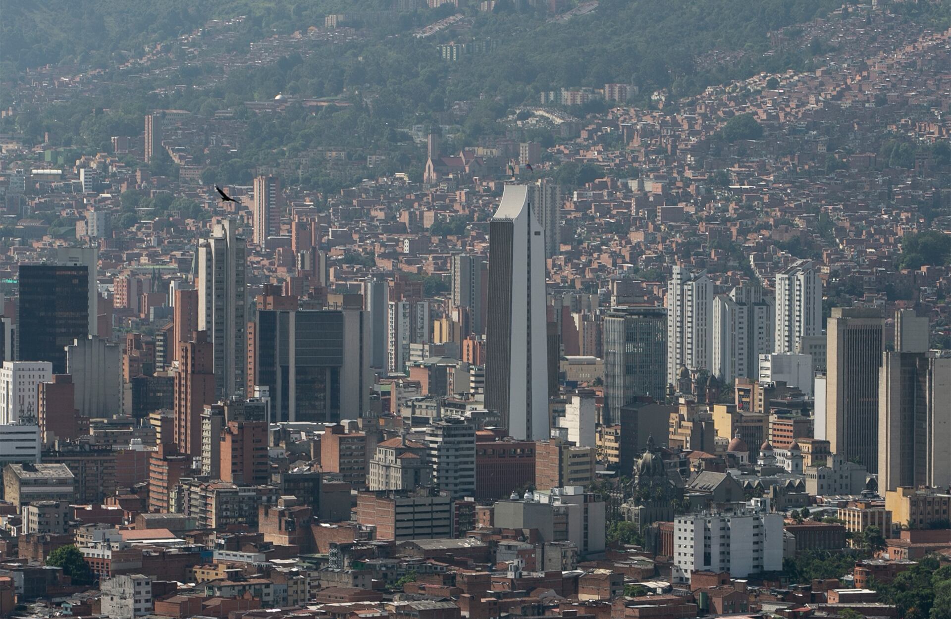 Edificio Coltejer: en 1972 se inauguró el primer rascacielos de Medellín y el primer edificio de oficinas con un sistema de aire acondicionado completo. Hay quienes aseguran que la punta en forma de aguja de esta construcción, diseñada por el arquitecto Raúl Fajardo, es un guiño a la industria textil que fomentó su construcción. Foto: David Estrada.