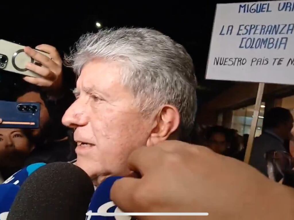Julio César Turbay Quintero entregó declaraciones tras visitar a su sobrino en la Clínica Santa Fe.