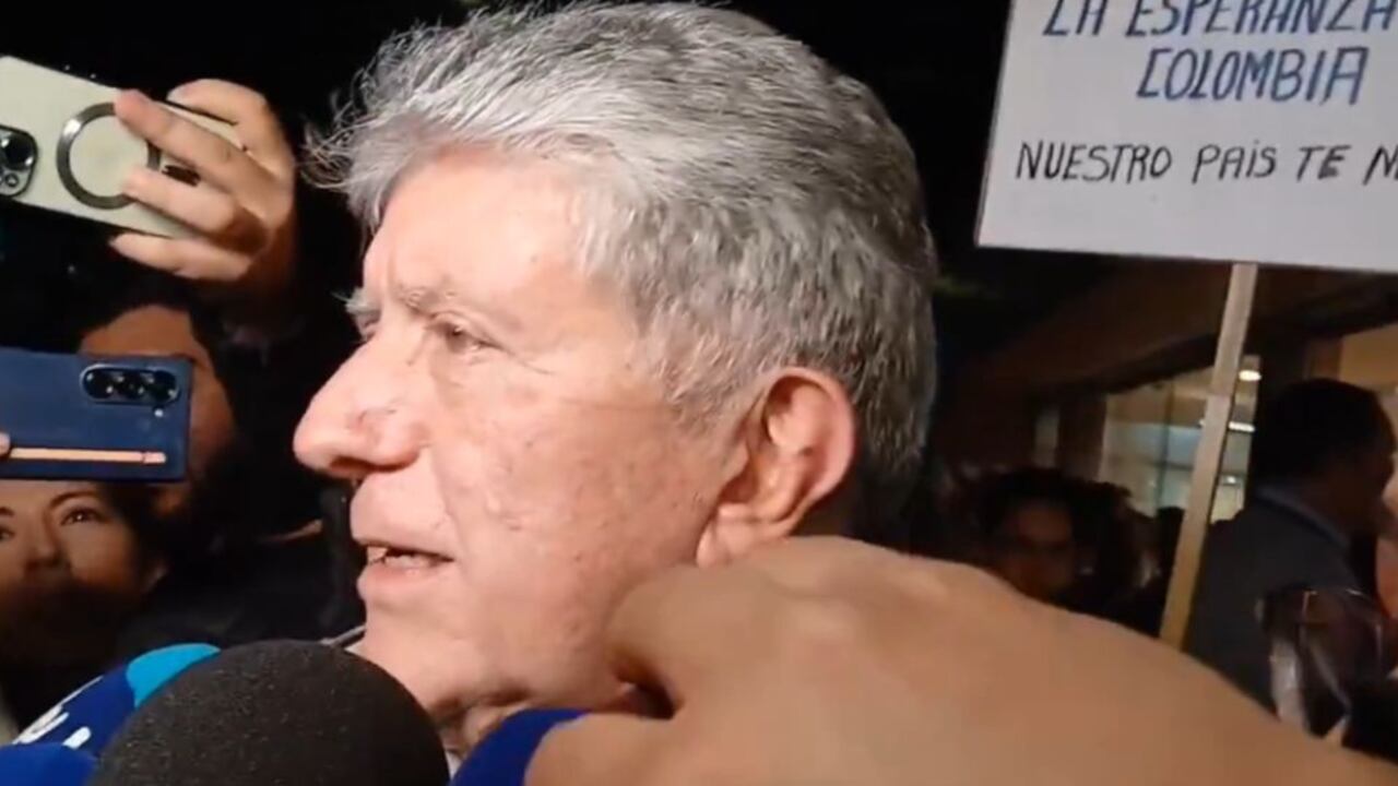 Julio César Turbay Quintero entregó declaraciones tras visitar a su sobrino en la Clínica Santa Fe.