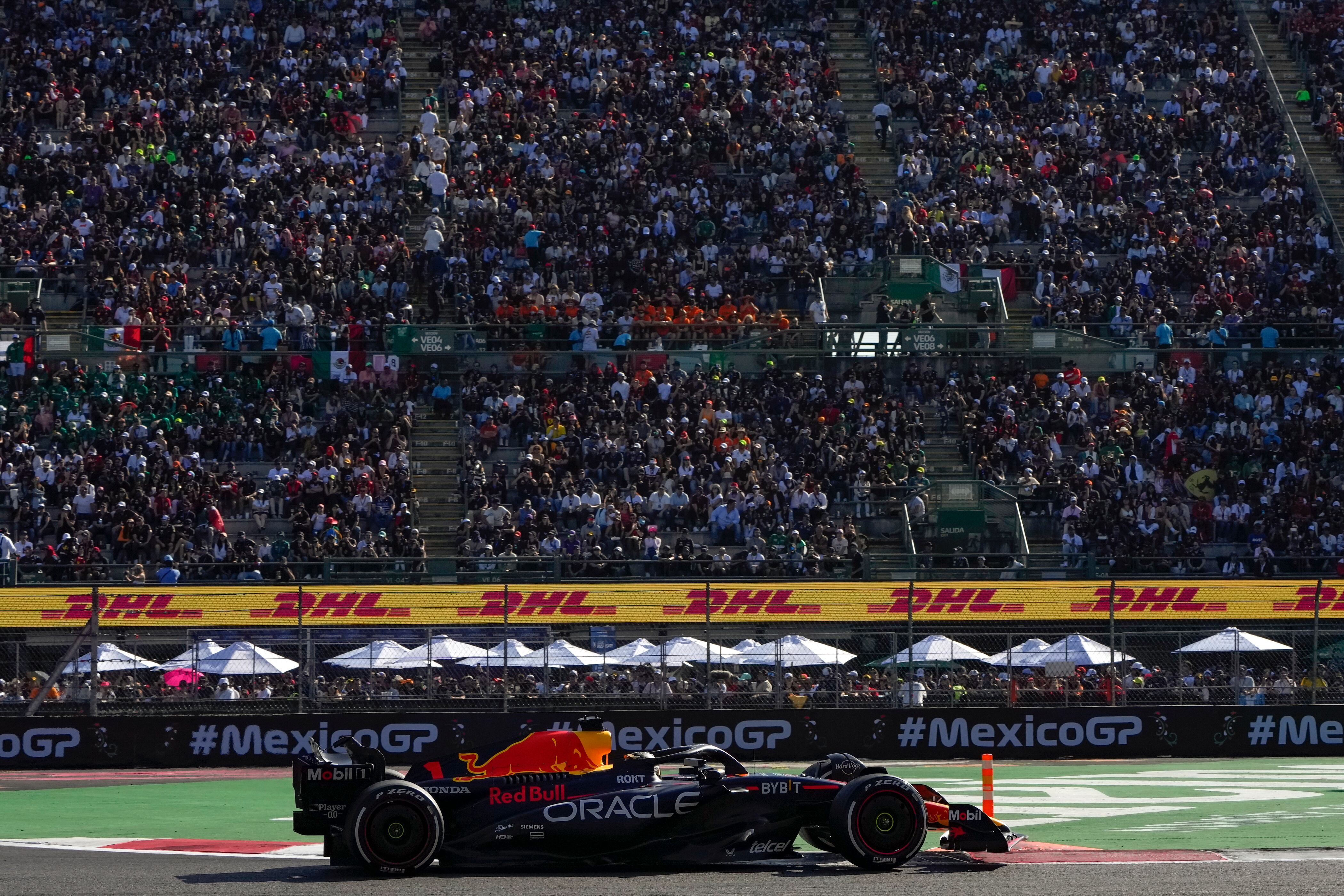 Max Verstappen, de Holanda, conduce su Red Bull durante la carrera de autos del Gran Premio de México de Fórmula Uno en el autódromo Hermanos Rodríguez en la Ciudad de México, el domingo 29 de octubre de 2023. (Foto AP/Fernando Llano)
