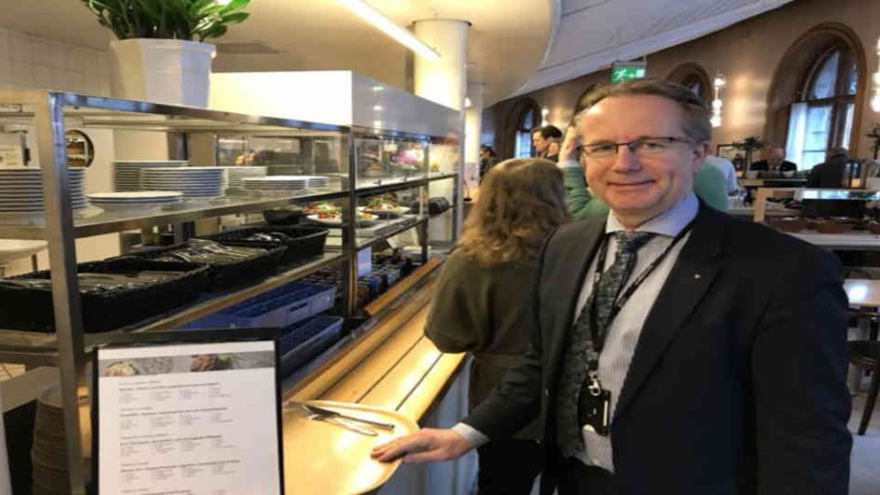 En el país escandinavo, diputados como Per-Arne Håkansson hacen cola para almorzar en la cantina.