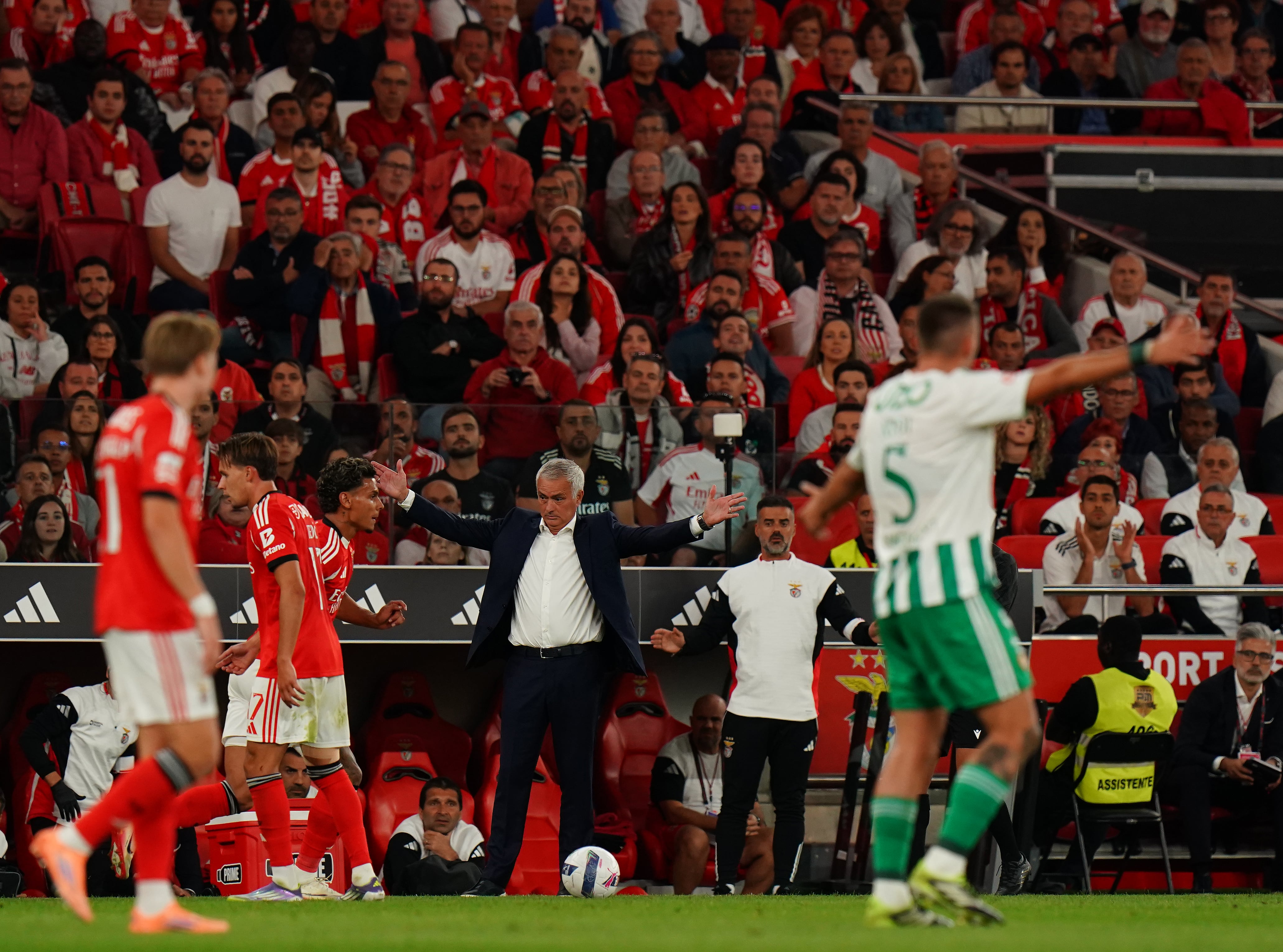 José Mourinho dando órdenes a Ríos y Benfica