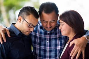 Orar por la familia es muy importante para pedir su proteccion.