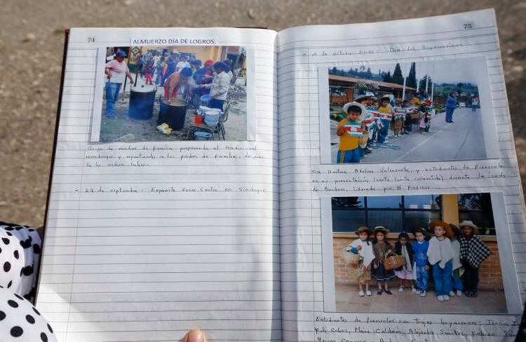 Betzabé Rodríguez, vicepresidenta de padres de familia del colegio Adolfo María Jiménez, muestra las fotografías de los bazares que hicieron para recaudar fondos y mejorar las instalaciones de la institución. 