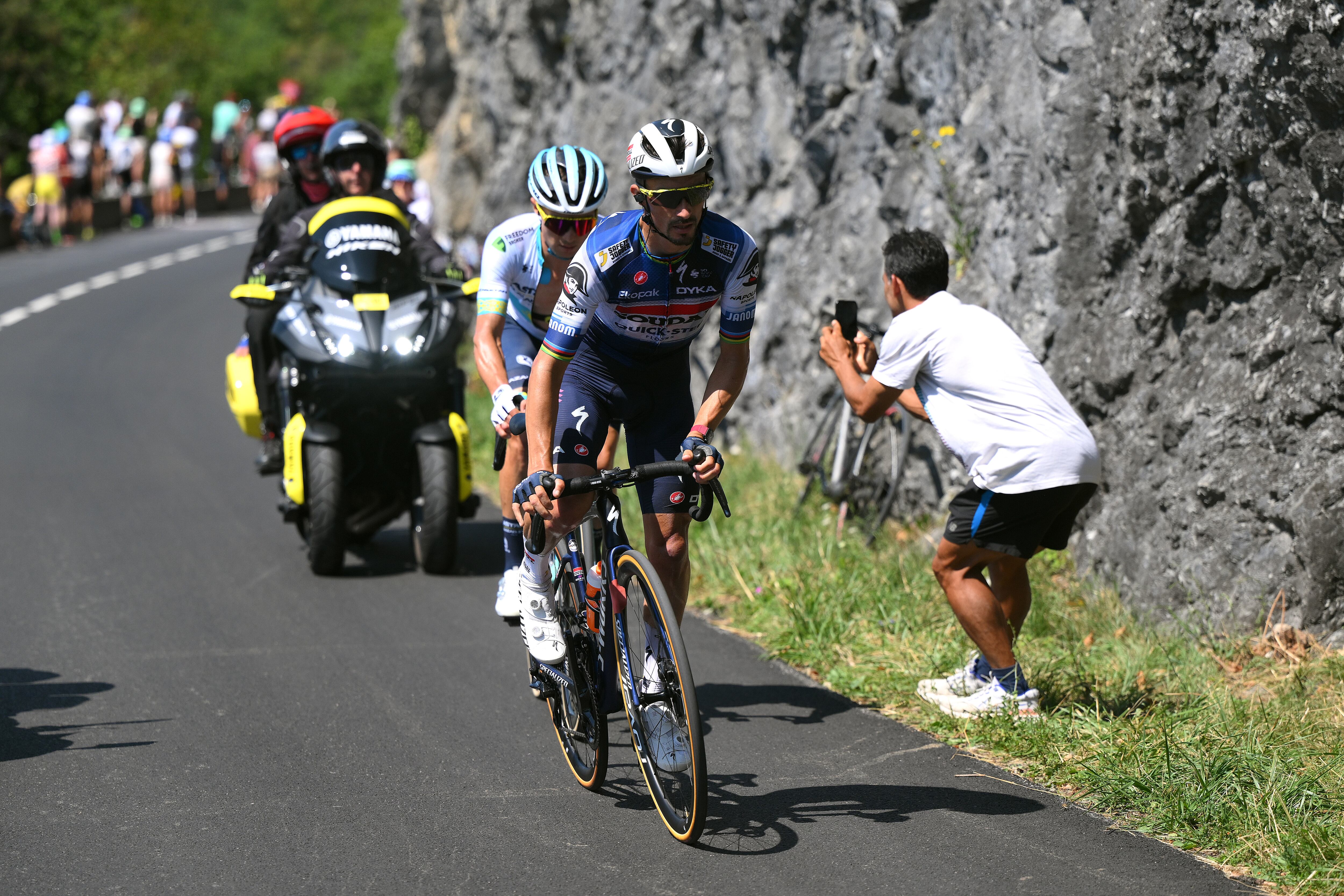 Alexey Lutsenko y Julian Alaphilippe en la etapa 15 del Tour.
