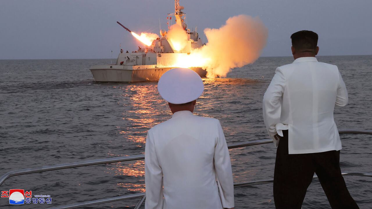 En esta fotografía sin fecha proporcionada el lunes 21 de agosto de 2023 por el gobierno de Corea del Norte, el líder norcoreano Kim Jong-un, a la derecha, observa lo que dice ser un lanzamiento de prueba de misiles de crucero estratégicos.