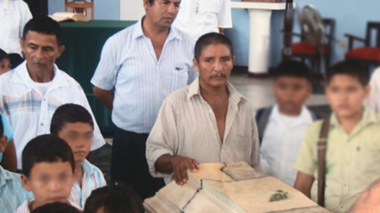 La familia de los menores asesinados en el entierro.