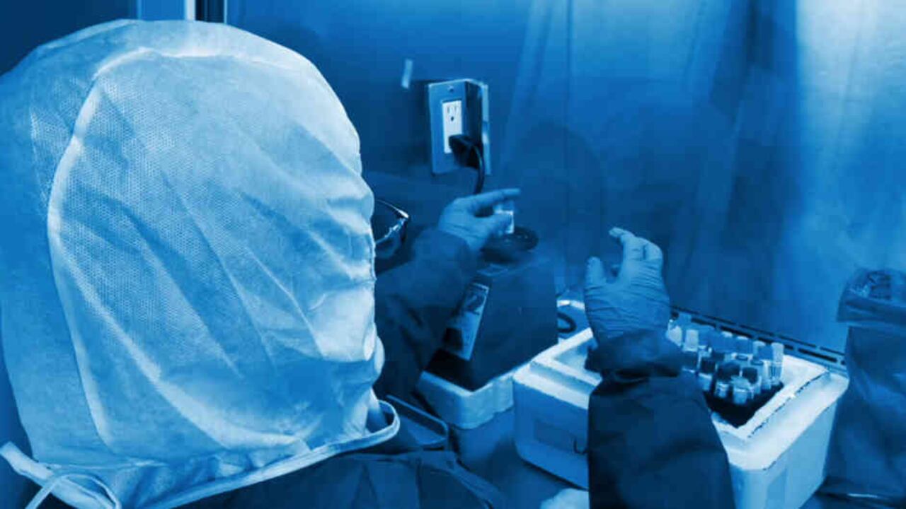 El análisis de pruebas de covid-19 en el Instituto Nacional de Salud, en Bogotá