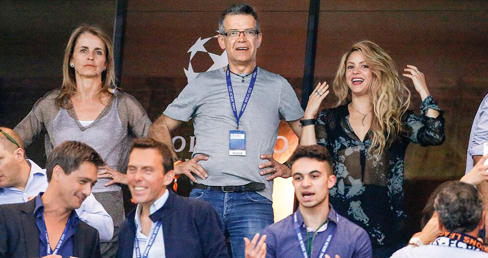 Shakira junto a sus exsuegros, Montserrat Bernabéu y Joan Piqué, en uno de los partidos del Barcelona F. C.
