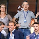 Shakira junto a sus exsuegros, Montserrat Bernabéu y Joan Piqué, en uno de los partidos del Barcelona F. C.