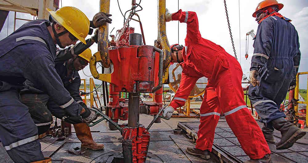 El precio del petróleo, al alza, en la tendencia contraria al dólar.