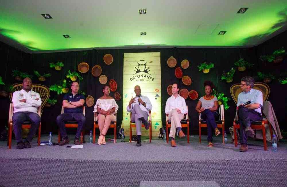 Luis Gilberto Murillo (centro), ministro del Medio Ambiente,  habla el jueves 17 de noviembre de 2016, en Quibdó, Chocó, durante el Foro Pacfico desarrollado en el marco del II Festival Detonante 2016. Foto: Carlos Julio Martínez / SEMANA