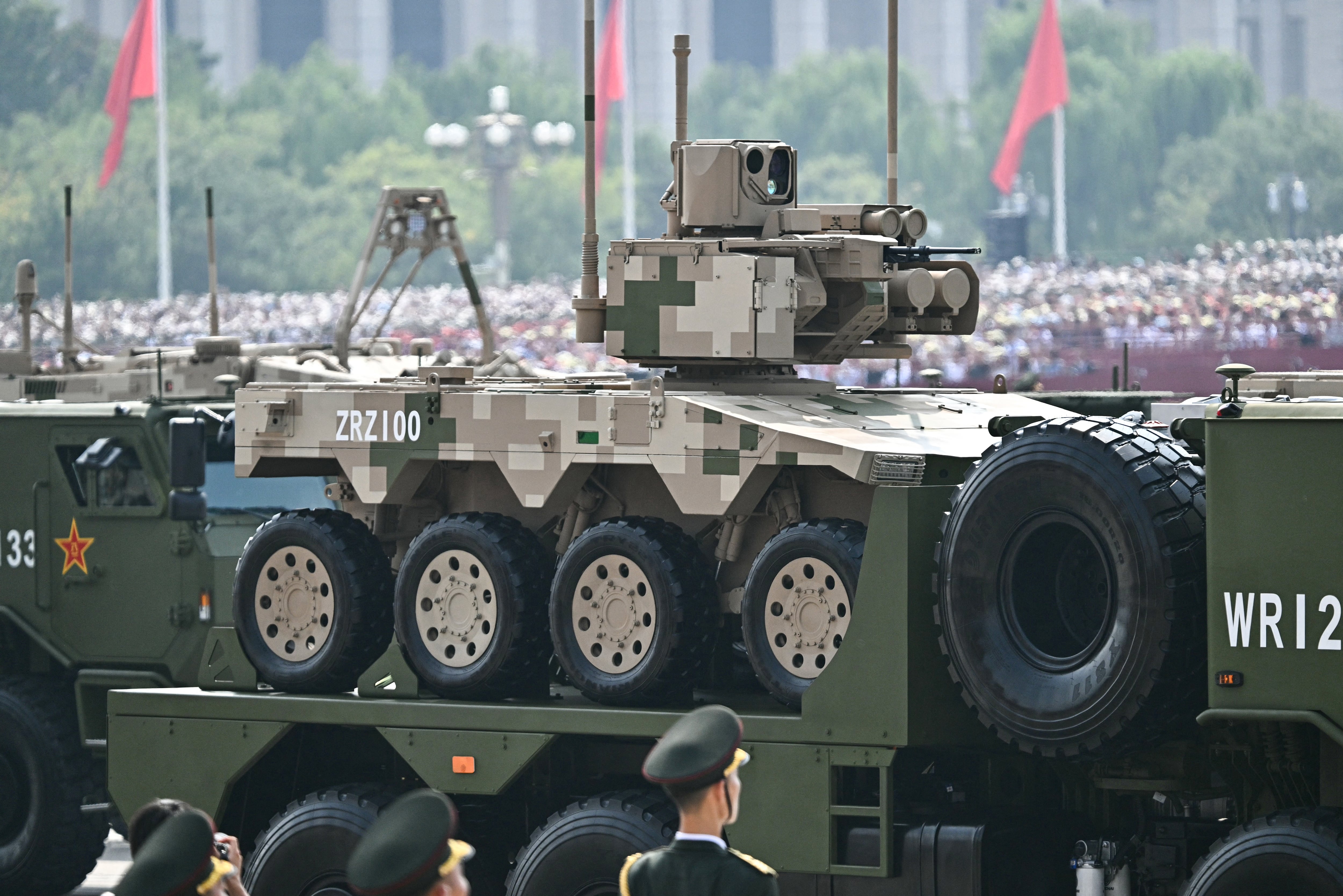 Un vehículo terrestre no tripulado durante un desfile militar que conmemora el 80º aniversario de la victoria sobre Japón y el fin de la Segunda Guerra Mundial, en la Plaza de Tiananmen de Beijing el 3 de septiembre de 2025. (Foto de Pedro Pardo / AFP)