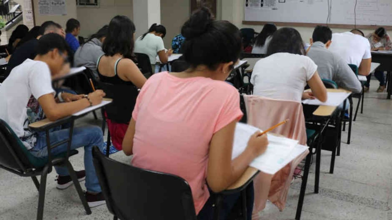 La falta de acceso a un computador con internet dificulta la realización de clases virtuales en las instituciones.