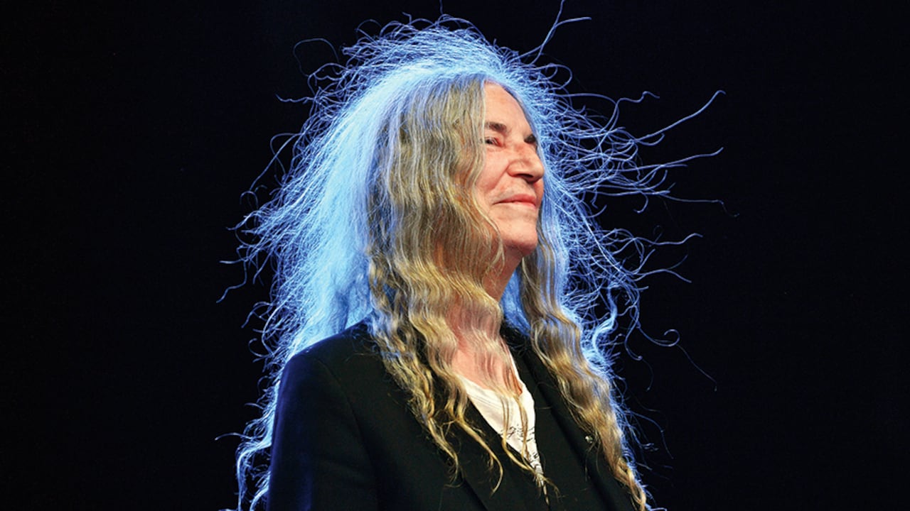 En Medellín y en Bogotá se sintió el impacto de Patti Smith, un ícono de la música y del arte que por décadas ha puesto el foco en las causas urgentes de la época. En los jóvenes deposita su esperanza.