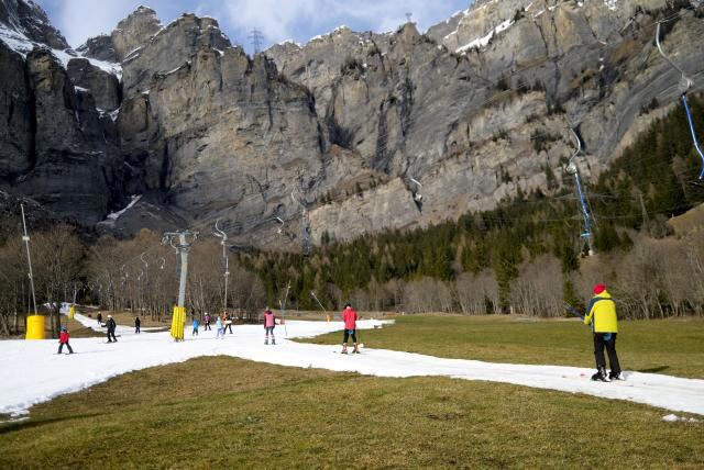 Esquiadores en una pista de esquí con nieve artificial en Leukerbad, Suiza, 29 de diciembre de 2022.