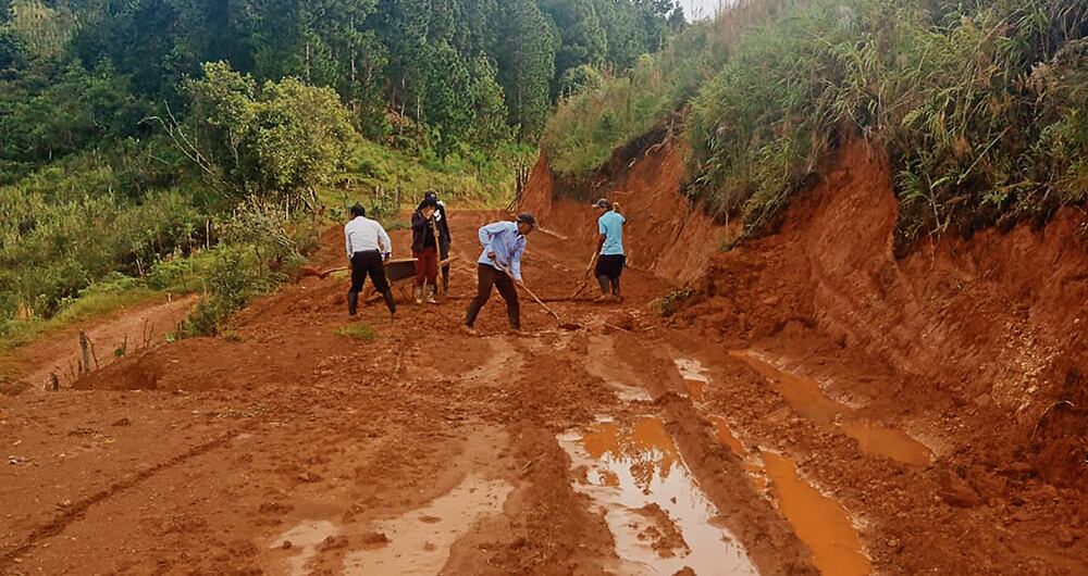   A falta de cumplimiento de los mejoramientos de las vías, la comunidad recaudó fondos y remendó varias de ellas.