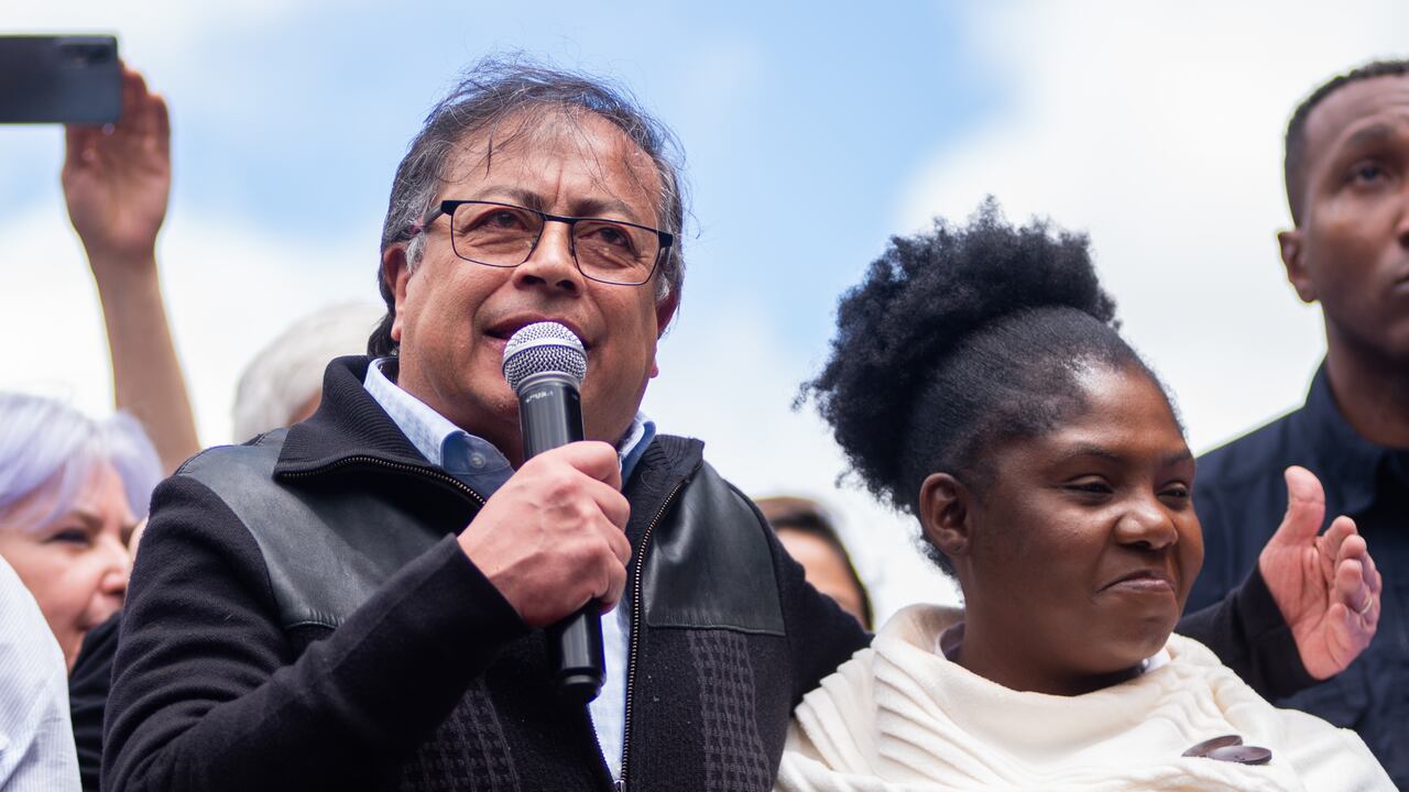 Presidente Gustavo Petro y Francia Márquez, encargada de la transferencia a través del Ministerio de la Igualdad.