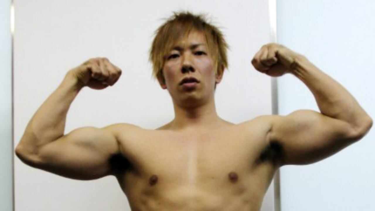 Se calcula que sólo hay 70 actores porno para 10.000 actrices. A Shimiken, uno de los pocos actores que quedan, enseña con orgullo sus bíceps.