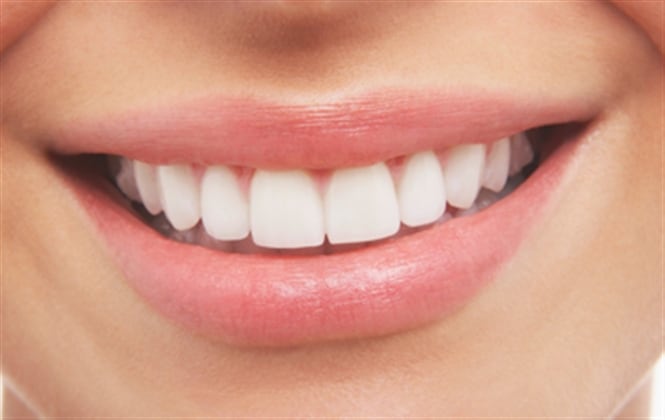 Limpiar adecuadamente los dientes es importante para prevenir daños como la caries.