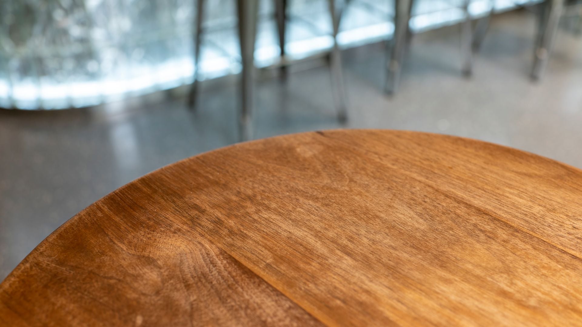 La madera absorbe y libera agua del ambiente de manera constante.