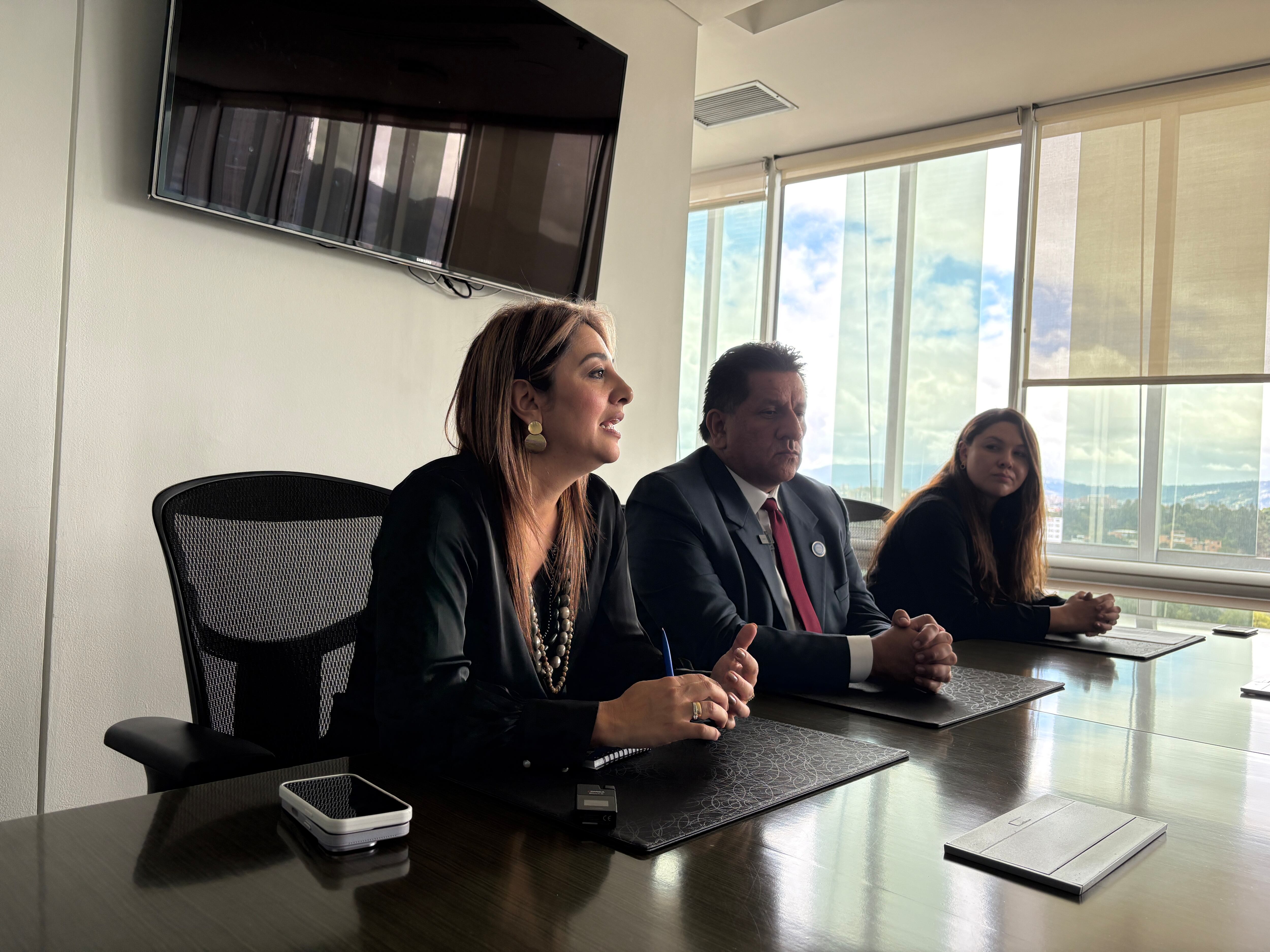 Sandra Milena Garzón Rocha directora de comunicaciones y asuntos corporativos; Mauricio Chaparro Núñez, gerente general y Catalina Santana, fundadora de 101 Ideas