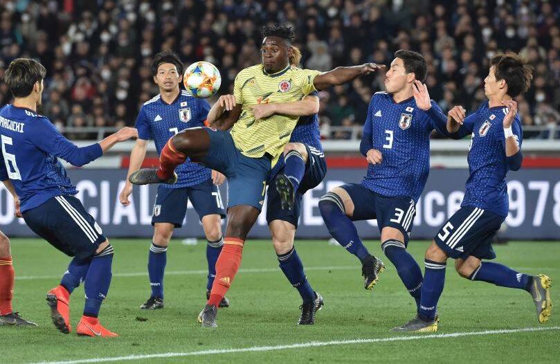 22 de marzo - El delantero colombiano Duvan Zapata rodeado de jugadores de Japón durante un partido amistoso de fútbol internacional en Yokohama FOTO: Kazuhiro NOGI / AFP