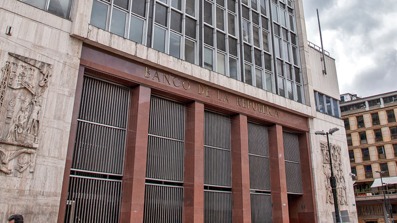 Anuncian salida de dos codirectores del Banco de la República.