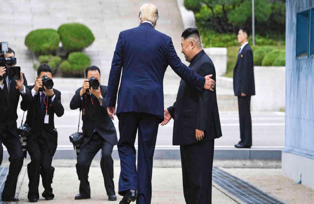 Encuentro histórico, pero infructuoso: En junio el dictador norcoreano, Kim Jong-un, y el presidente estadounidense, Donald Trump, se reunieron por primera vez en la frontera entre las dos coreas. De este encuentro quedaron sonrisas y apretones de manos, pero no lo más fundamental: la desnuclearización de la península coreana. Foto: Brendan Smialowski 