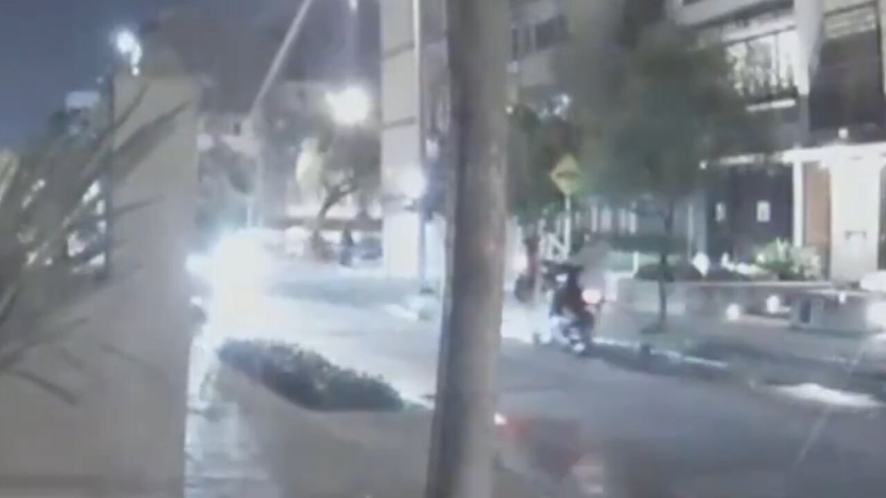 Este es el momento en el que los delincuentes llegaron al sitio para perpetrar el robo.