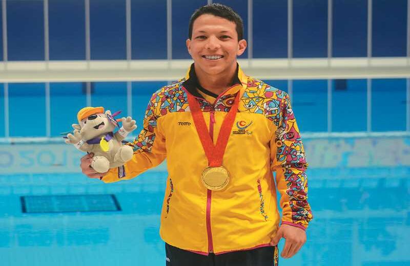 Nelson Crispín, Le diagnosticaron acondroplasia, por lo que tiene baja estatura. Es experto en estilo libre y mariposa y tiene diez medallas en competencias internacionales. Fue deportista del año del Comité Paralímpico Colombiano por su actuación en el Mundial de Montreal en 2013, y dos años después obtuvo tres oros, dos platas y un bronce en los Juegos Parapanamericanos. Será el abanderado de la delegación en Río.