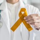 El cáncer es un grupo de enfermedades que se originan por el desarreglo de una mutación genética de una célula en parte del cuerpo, perdiendo la regulación y creciendo de forma desorganizada, produciendo metástasis y eventualmente si no es tratada, ocasiona la muerte. El cáncer infantil se refiere particularmente a pacientes con menos de 15 años que se les diagnostique alguna enfermedad con estas características.