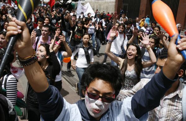 Hacia las 10 de la mañana comenzaron en Bogotá las marchas, que partieron en las sedes de la Universidad Nacional, la Universidad Pedagógica, la Universidad Distrital y el SENA. Todas las manifestaciones tuvieron como destino final la Plaza de Bolívar.