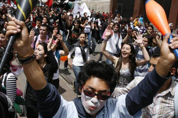 Hacia las 10 de la mañana comenzaron en Bogotá las marchas, que partieron en las sedes de la Universidad Nacional, la Universidad Pedagógica, la Universidad Distrital y el SENA. Todas las manifestaciones tuvieron como destino final la Plaza de Bolívar.
