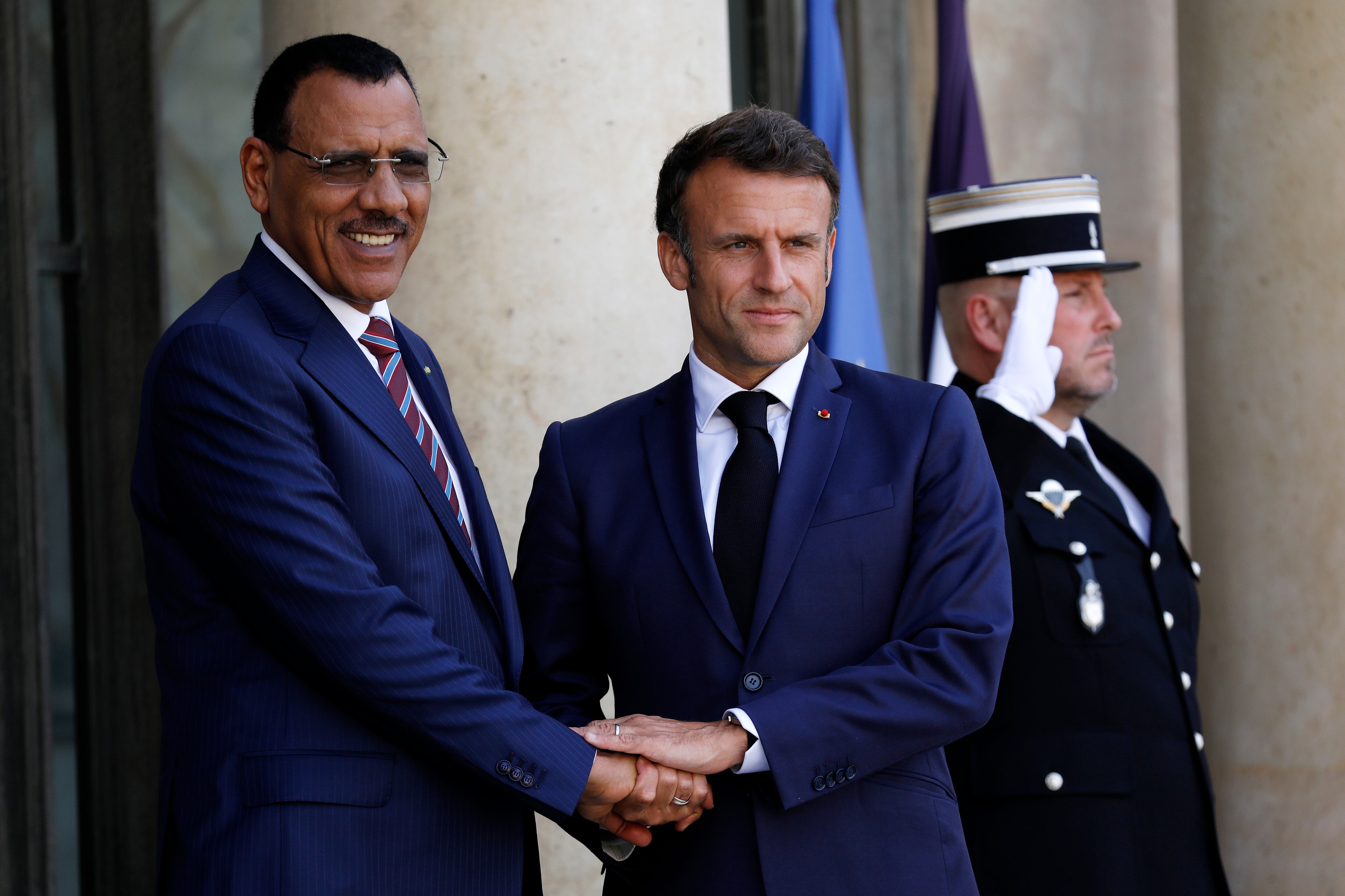 El presidente francés Emmanuel Macron (R) saluda al presidente de Níger, Mohamed Bazoum, cuando llega para una reunión en el Palacio del Elíseo, en medio de la Cumbre del Nuevo Pacto Financiero Global en París el 23 de junio de 2023 en París, Francia.