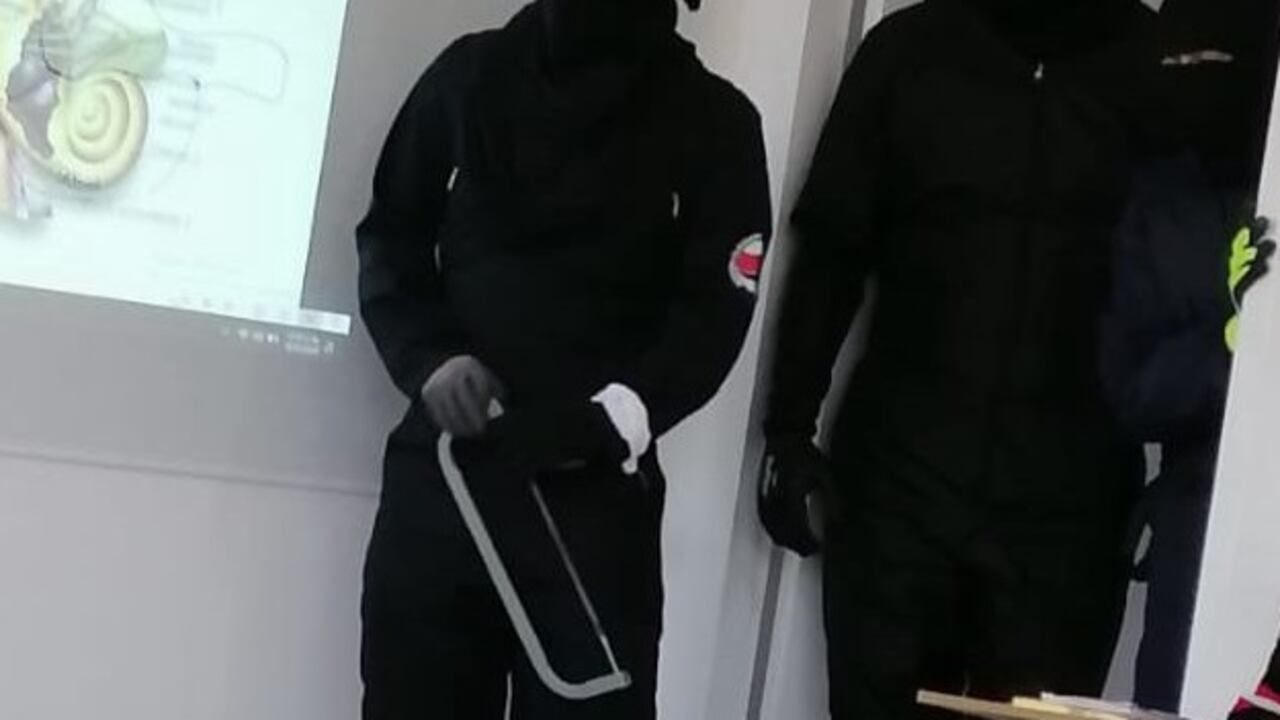Hay vías cerradas por los manifestantes a los alrededores de la Universidad