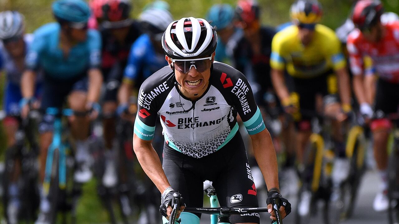 HONDARRIBIA, ESPAÑA - 08 DE ABRIL: Johan Esteban Chaves Rubio de Colombia y Team BikeExchange durante la 60a Itzulia-Vuelta Ciclista Pais Vasco 2021, Etapa 4, una etapa de 189,2km desde Vitoria-Gasteiz a Hondarribia / Attack / Breakaway / #itzulia / @ehitzulia / el 08 de abril de 2021 en Hondarribia, España. (Foto de David Ramos / Getty Images)
