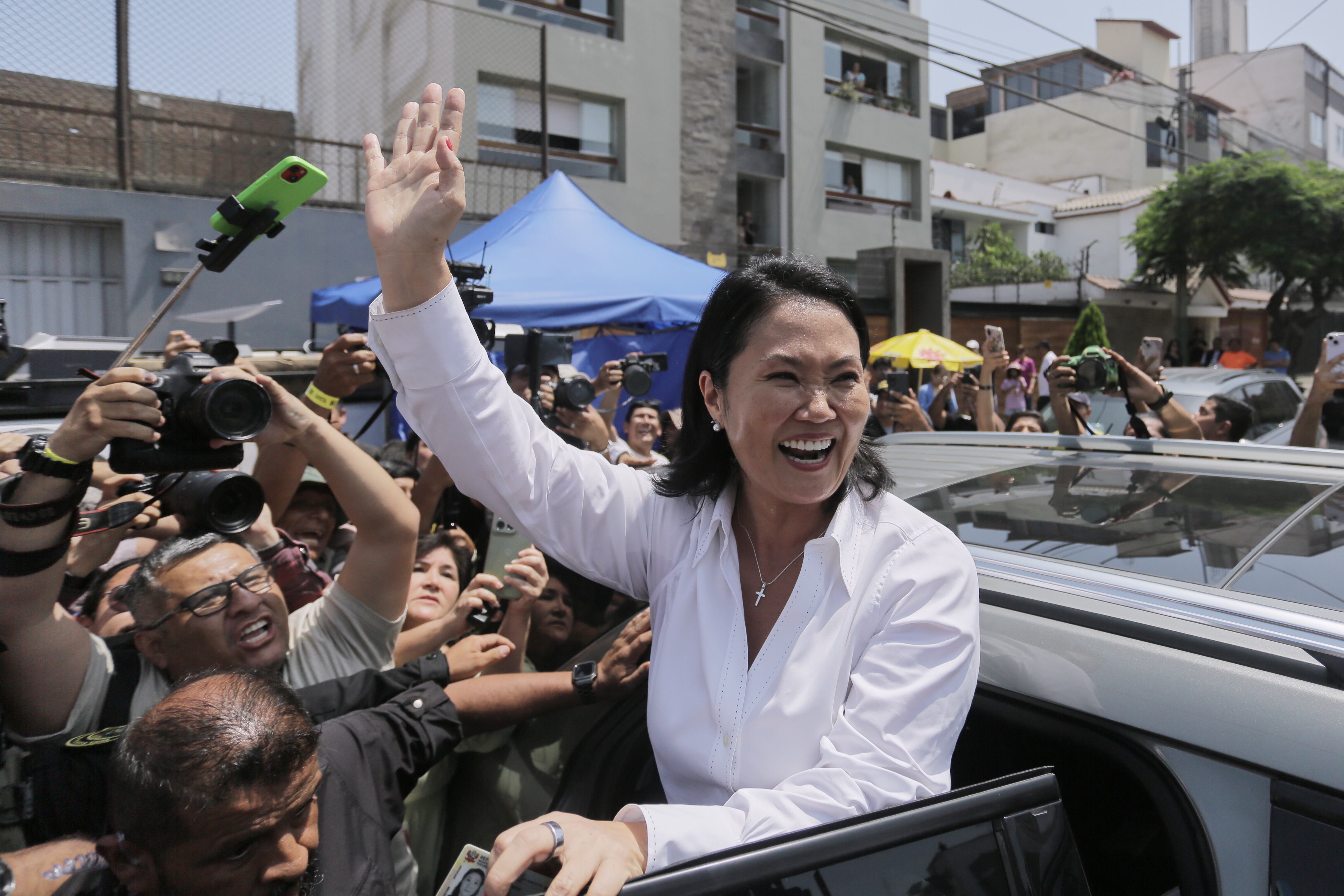 Keiko Fujimori, candidata presidencial del partido Fuerza Popular, saluda tras votar durante las elecciones generales en Lima, Perú