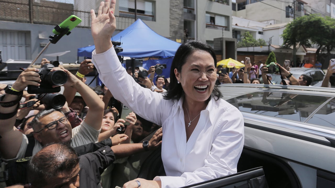 Keiko Fujimori, candidata presidencial del partido Fuerza Popular, saluda tras votar durante las elecciones generales en Lima, Perú.