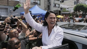 Keiko Fujimori, candidata presidencial del partido Fuerza Popular, saluda tras votar durante las elecciones generales en Lima, Perú
