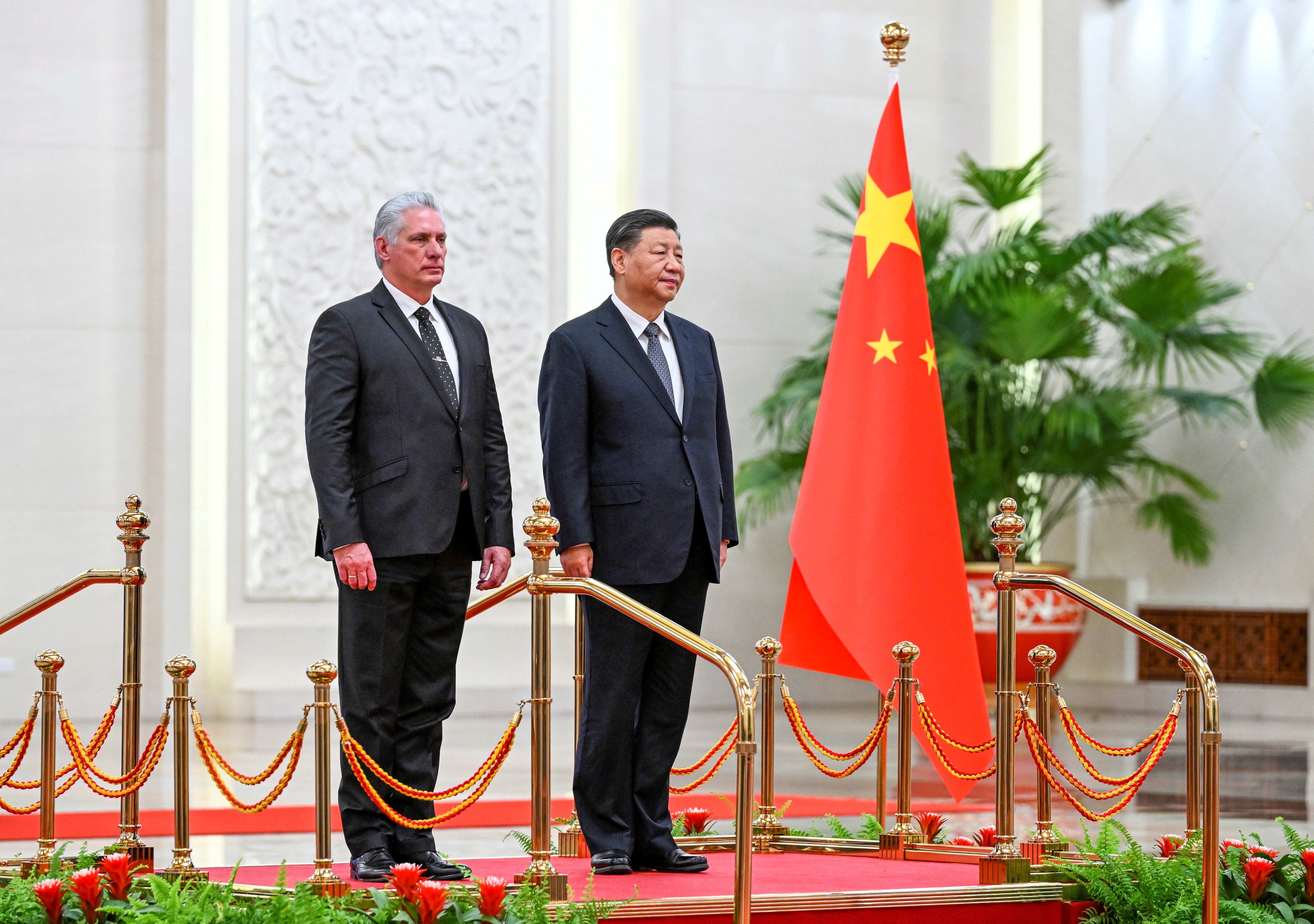 Xi Jinping, secretario general del Comité Central del PCCh del Partido Comunista de China y presidente chino, realiza ceremonia de bienvenida a Miguel Díaz-Canel Bermúdez, primer secretario del Comité Central del Partido Comunista de Cuba y presidente cubano, previo a sus conversaciones en el Gran Salón del Pueblo en Beijing, capital de China, el 25 de noviembre de 2022.