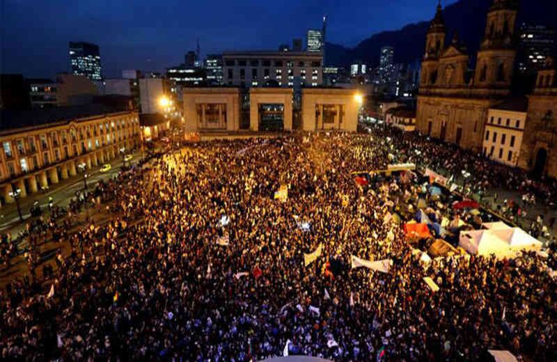 En la Plaza de Bolívar de Colombia se reunieron cerca de 3.000 víctimas del conflicto armado y 7.000 indígenas para hacer un llamado a la consecución de la paz.
