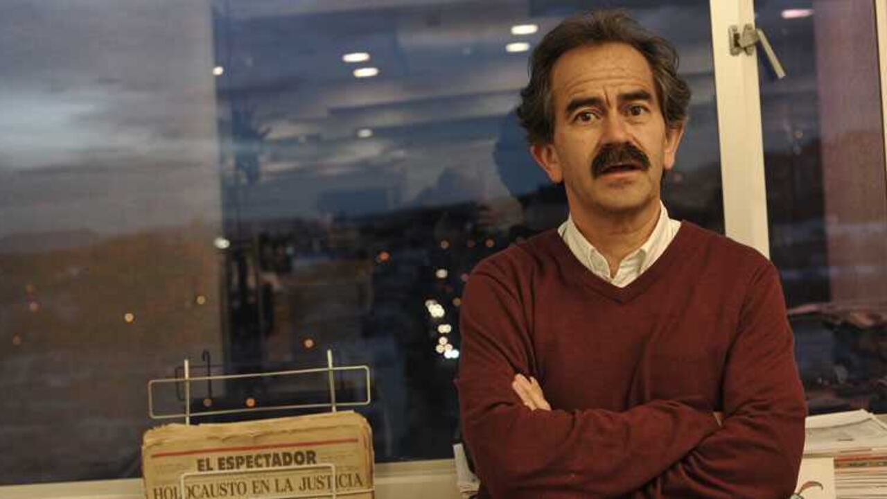 Lo primero que Cardona hace cuando llega a la redacción de El Espectador es visitar el archivo y revisar alguno de los tomos de este diario.