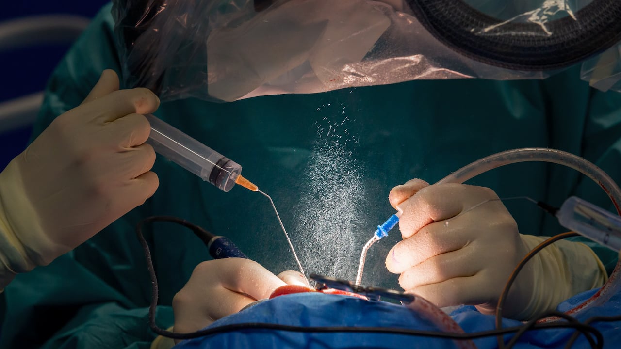 El doctor operaba a sus pacientes bajo los efectos de las drogas.